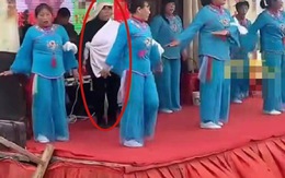 Nhảy vui vẻ trong đám tang bố đẻ, người phụ nữ bị chỉ trích