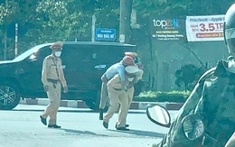 Cảnh sát cõng người đàn ông bị say nắng ngã giữa đường