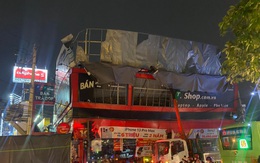 TP.HCM: Nhiều bảng hiệu, mái tôn bay vèo vèo trên phố trong cơn giông lốc khiến người dân sợ hãi