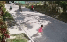 Bé gái bị xe máy đâm ngã giữa đường, thót tim 1 giây bất cẩn của người mẹ