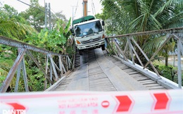 Đi nhầm đường, xe rác làm sập cầu