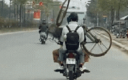 Xúc động cảnh cha đèo cả con lẫn xe đạp lên thành phố nhập học: Bố đèo con, đèo luôn cả ước mơ đời mình