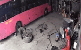 Bàng hoàng khoảnh khắc lốp ô tô phát nổ khiến người thợ bị hất văng bất tỉnh tại chỗ