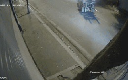 2 thanh niên gặp nạn kinh hoàng lúc nửa đêm, camera ghi lại tình tiết đầy ám ảnh