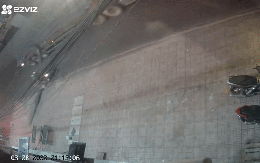 Bó thép trên xe contaner rơi xuống đường, kéo lê người và xe máy gây ám ảnh