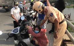 2 CSGT ở TP HCM giải cứu người phụ nữ định nhảy cầu tự tử do buồn chuyện gia đình