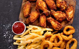 5 món khoái khẩu khiến “mụn đầy mặt”, ngoài hạn chế ăn để giảm mụn nên bổ sung 5 loại nước để da "bẩn", da thiếu collagen được phục hồi