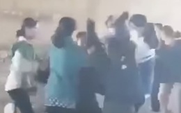 Phản cảm clip hai nhóm nữ sinh “hỗn chiến” dưới sự reo hò của bạn bè tại Thanh Hoá