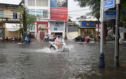 Đường phố Quảng Ngãi ngập sâu sau trận mưa lớn bất thường