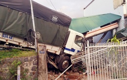 Tông 2 ô tô, xe tải tiếp tục đâm sập nhà dân, 5 người nhập viện cấp cứu