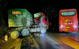 Ô tô khách đấu đầu xe đầu kéo trong đêm, 2 người thương vong