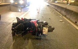 Va chạm xe máy, một người rơi từ cầu vượt xuống đường nguy kịch