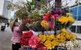 Lao đao vì COVID-19, thị trường hoa tươi ngày 8/3 cạnh tranh với vật tư y tế để duy trì 'chỗ đứng'
