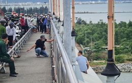 NÓNG: Người đàn ông định nhảy cầu Thuận Phước tự tử từ 9h sáng, nhờ người thân mua đồ ăn trưa xong nhưng vẫn không từ bỏ ý định