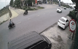 Xe máy vỡ tan tành sau va chạm với ô tô, camera "bóc " khoảnh khắc xử lý sai lầm