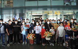 Đại gia đình 40 người từ Ukraine hạnh phúc nắm tay nhau trở về Việt Nam