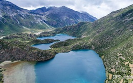Vẻ đẹp bí ẩn của hồ nước ba màu trên cao nguyên Tây Tạng