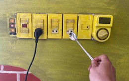 Bé trai 7 tuổi tử vong do cầm thìa chọc vào ổ điện