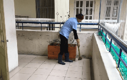 Nam sinh khó chịu vì bị cô lao công nhìn chằm chằm, 2 tuần sau biết lý do, cậu đã khóc