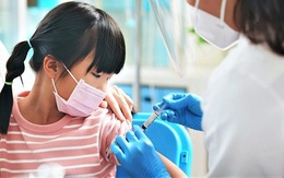 Sáng 1/4: Trẻ đã mắc COVID-19 sau bao lâu có thể tiêm vaccine? Không mua bán trang thiết bị y tế khi chưa có giá kê khai