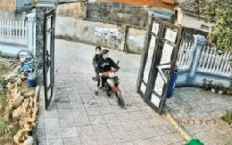 CSGT vào tận nhà bắt xe máy vi phạm, hành động của 2 nữ "quái xế" gây chú ý