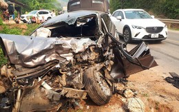 Xe con biến dạng sau cú va chạm với xe tải, 3 người thương vong