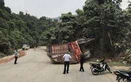 Xe đầu kéo đâm vào vách núi lật ngửa, tài xế tử vong tại chỗ