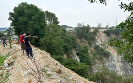 Bay flycam dò đường kéo thi thể người đàn ông dưới hầm đá sâu 100m