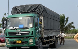 Cháu gái 8 tuổi bị cuốn vào gầm xe tải nguy kịch, bà ngoại bị thương gào khóc thảm thiết