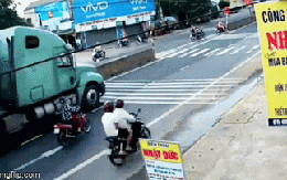 Người phụ nữ gặp nạn khiến tất cả thất kinh, camera an ninh đã "tố" một sự thật khác