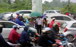 Nhiều ngả đường Hà Nội tắc cứng trong mưa, phụ huynh bỏ xe dắt con qua đường vào lớp