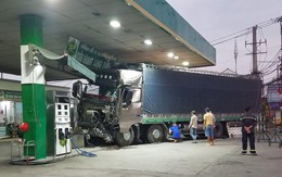 Xe tải tông sập hai trụ bơm xăng sau va chạm với xe container