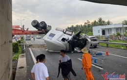 Xe container lật chắn ngang đường cao tốc TP.HCM - Trung Lương, giao thông tê liệt