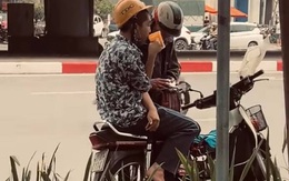 Cụ ông dừng xe rót nước cho cháu, hành động của cậu bé khiến nhiều người rơi nước mắt