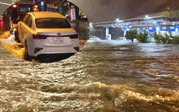 Mưa xối xả, đường phố Đà Nẵng ngập sâu, hàng loạt ôtô chết máy trong đêm