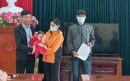 Hải Dương: Bàn giao bé trai bị bỏ rơi ven đường ở xã Đông Xuyên cho người nhận nuôi
