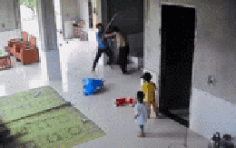 Vợ chồng cầm thanh sắt đánh nhau giữa nhà, 2 con nhỏ gào khóc hoảng sợ "cha ơi, mẹ ơi"