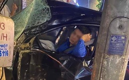 Xe biến dạng sau tai nạn, tài xế chống tay ngủ giữa đống đổ nát, người chứng kiến bất lực