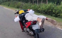Thanh niên mới lớn buông cả 2 tay, nằm dài trên yên xe đang chạy tốc độ cao