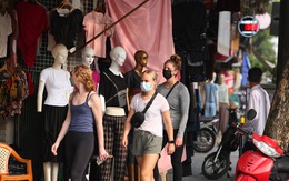 Khách du lịch nước ngoài đã xuất hiện nhiều trên đường phố Hà Nội sau thời gian dài vắng bóng vì dịch COVID-19