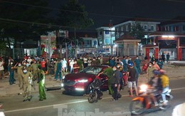 Ô tô tông liên hoàn kéo lê xe máy hơn 2km, người đi đường bất bình phá vỡ kính xe