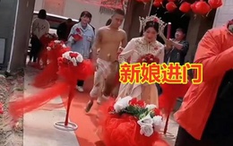 Rước dâu về đến cửa nhà, chú rể rơi vào tình cảnh 'thân tàn ma dại' vì trò đùa lố của đám bạn