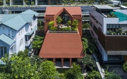 Ngôi nhà lấy ý tưởng từ đình làng, đỏ nổi bật giữa vườn cây ở TPHCM