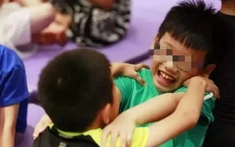 Con trai 7 tuổi bị đình chỉ học sau 1 tuần đến trường, người mẹ tức giận nhưng nghe xong chẩn đoán của bác sĩ liền phải cảm ơn giáo viên