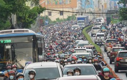 Người đi làm, đi học chen ngộp thở trên đường vào trung tâm TP.HCM