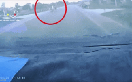 Đánh lái tránh 2 bé đạp xe băng qua, tài xế kêu trời khi tông thẳng vào 2 người phụ nữ bên vệ đường