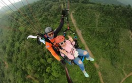 Chàng trai Quảng Trị căng băng rôn ở độ cao 1000m, bay dù cầu hôn bạn gái