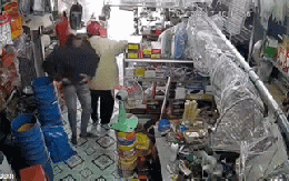 2 thanh niên phối hợp làm một việc tội lỗi ở quán tạp hóa, gia chủ kinh ngạc nhìn camera