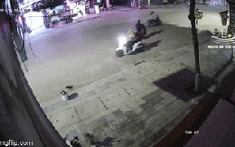 Người phụ nữ sang đường khiến 3 xe máy đâm nhau, 2 người bị thương nặng