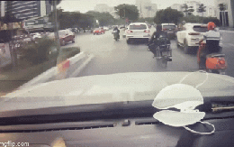 Xe chở ga đâm sầm vào Ninja lead, cô gái nằm ở hiện trường, tư thế ám ảnh